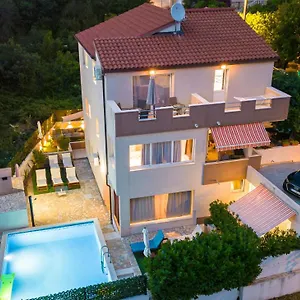 Bruno's Poolside - Near Apartment